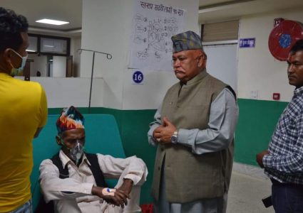 हेटौंडा अस्पताल पुगेर दिपक सिंहले भने- विरामीको सास्ती देख्दा दुखी छु, स्तरुन्नती गरेरै छोड्छु