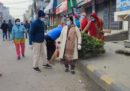 हेटौंडाकी मेयर लामा फोहर टिप्दै सडकमा