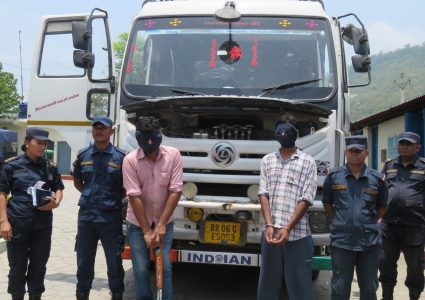 प्याज बोकेर आएको ट्रक प्रहरीले हेटौंडामा चेक गर्दा डेड करोड बढीको अबैध कपडा फेला